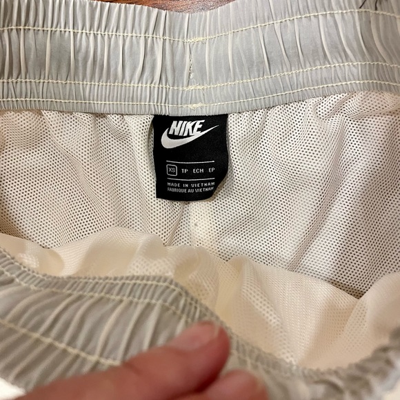 Nike shorts with mesh liner size xs EUC - Picture 3 of 4
